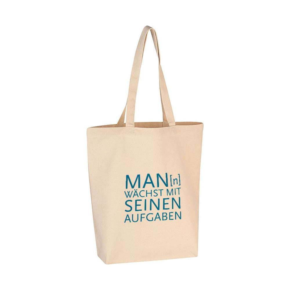 Eine Tasche mit blauen Print und lustigen spruch ''Man wächst mit seinen aufgaben'' von 17;30