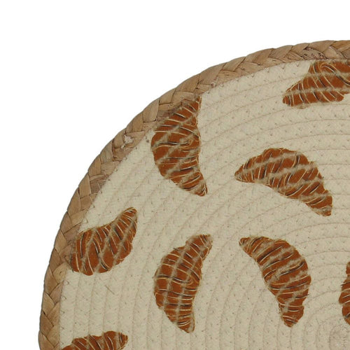 nahaufnahme von rundem platzset als Teller unterlage, natur optik in beige und hellbraun, gewebtes Polyester, Tischunterlage mit aufgedruckten hellbraunen Croissants, 38 cm durchmesser