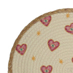 nachhaufenahme von rundem platzset, Teller unterlage, natur optik in beige und hellbraun, gewebtes Polyester, Tischunterlage mit aufgedruckten pinken herzen mit türkisen augen und gelben kleinen sternen, 38 cm durchmesser