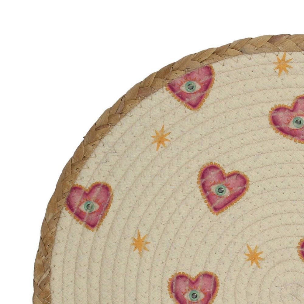 nachhaufenahme von rundem platzset, Teller unterlage, natur optik in beige und hellbraun, gewebtes Polyester, Tischunterlage mit aufgedruckten pinken herzen mit türkisen augen und gelben kleinen sternen, 38 cm durchmesser