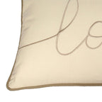 Kissen in den Farben Elfenbein uund Braun, großer kursiver aufgestickter Schriftzug: "love", Rechteckig mit den Maßen 30 x 50 cm, weiches Sofakissen aus Baumwolle, resäumter Rand 