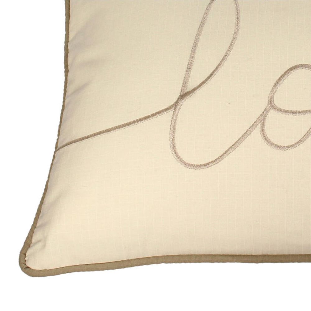 Kissen in den Farben Elfenbein uund Braun, großer kursiver aufgestickter Schriftzug: "love", Rechteckig mit den Maßen 30 x 50 cm, weiches Sofakissen aus Baumwolle, resäumter Rand 