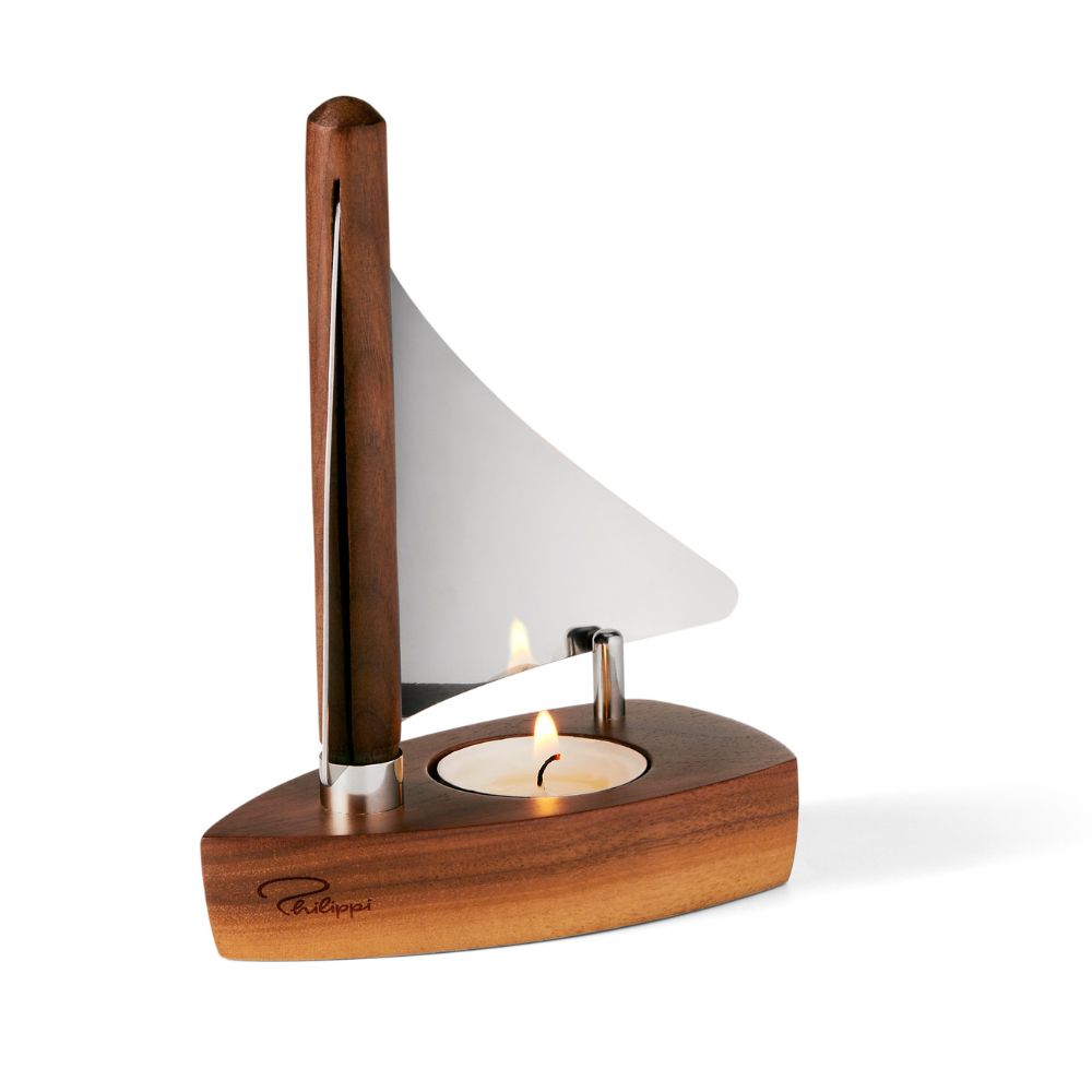 Teelichthalter in Form eines Segelbootes, Boot aus dunklem Walnussholz, Segel aus hochglanzpoliertem Edelstahl, "Im Boot" ist eine Vertiefung in dem ein Teelicht herkömmlicher Größe Platz findet