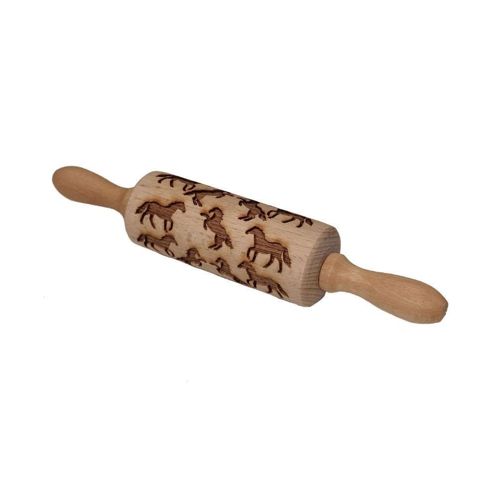 Ein Teigroller für Kekse etc mit Pferden drauf als Einkerbung von Salzwerk Berlin