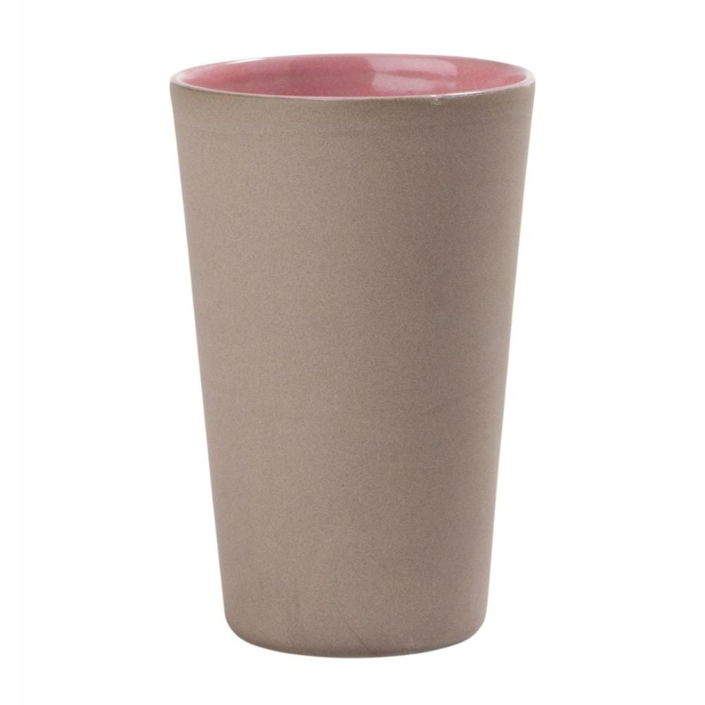 Ein Becher aus Steinzeug mit einer inneren Rosa farbigen Keramikschicht