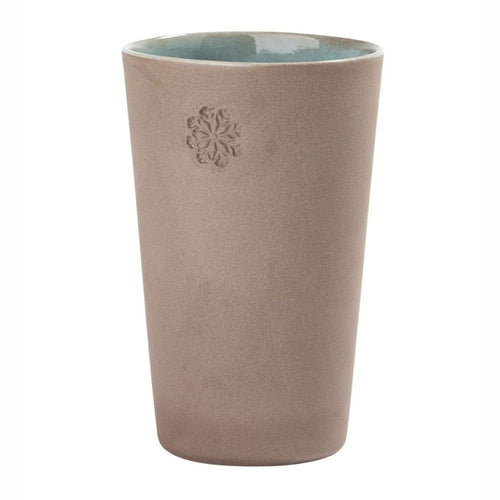 Ein Becher aus Steinzeug mit einer inneren Keramikschicht in Türkis und einer eingedrückten Schneeflockenmarkierung auf der Außenseite, Oben
