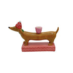 Dackel Kerzenhalter mit roter wintermütze und schaal, seitenansicht