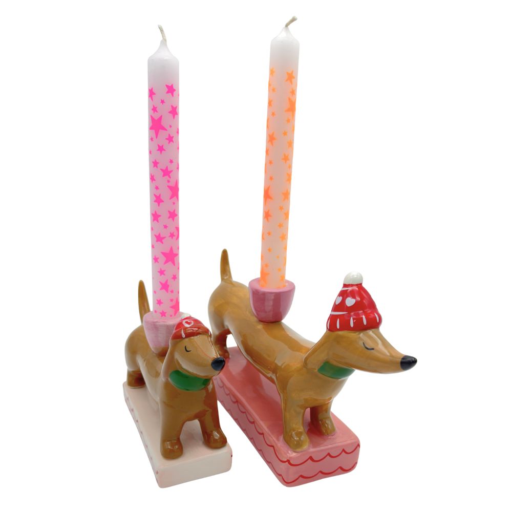 Dackel Kerzenhalter mit roter wintermütze und schaal und kleiner dackel daneben