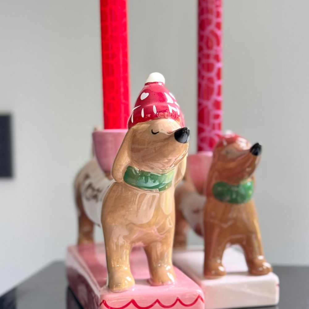 Dackel Kerzenhalter mit roter wintermütze und schaal