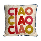 Kissen,Quadratisch, mit dezenter dunkelblauer umrandung und Beiger Hauptfarbe mit der Schrift "CIAO" drei mal untereinander geschrieben in den Farben Pink,Gelb und rot