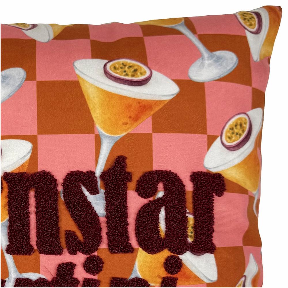 nahaufnahe des kissens, kariert mit der Schrift "pornstar martini"