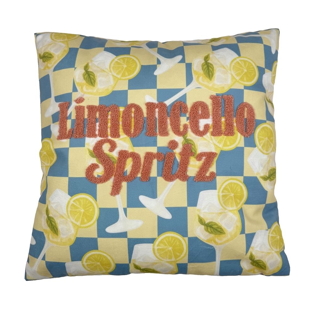 Dekokissen mit Gelb türkisem kariertem hintergrund auf dem Gläser mit Lemon Cocktails abgebildet sind mit der Schrift "Limoncello Spritz" in orange
