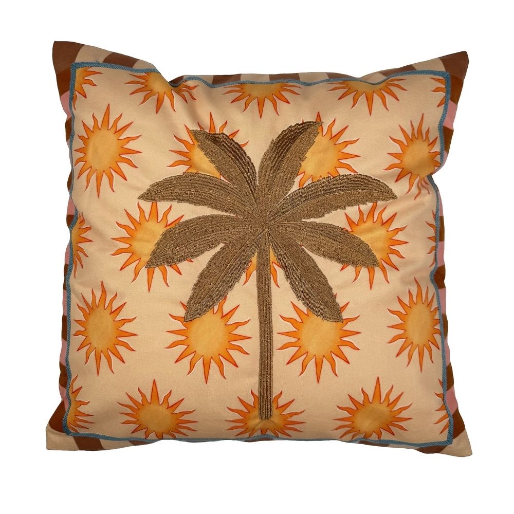 Kissen, Quadratisch mit einer Großen Braunen Palme in der Mitte Gestickt und beiger fläche die mit vielen kleinen Sonnen verziert ist, gestreifte umrandung in Braun und beige 