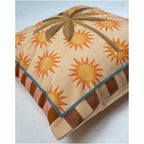 Das Palmen kissen liegt auf einem Boden 