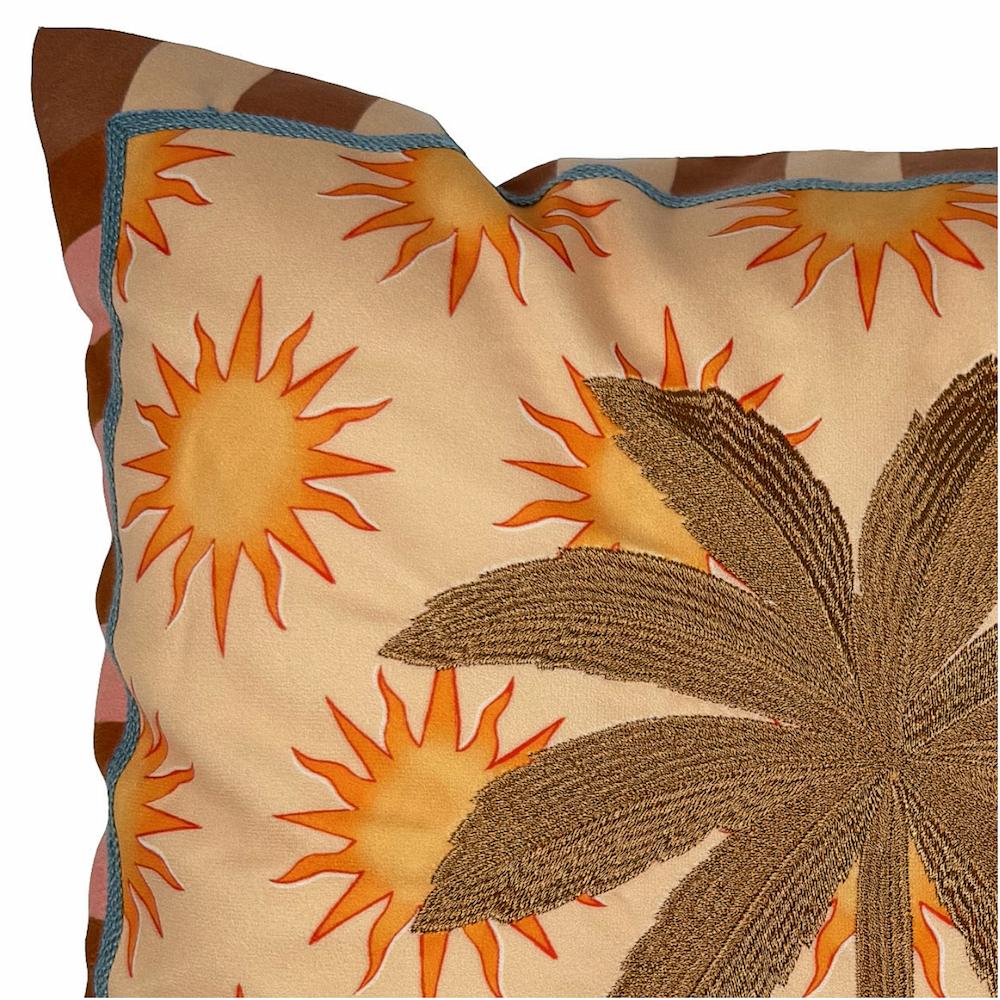 Nahaufnahme des Kissens mit großer brauner Palme