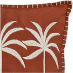 Nahaufnahme der Ecke des rost farbigen Kissens