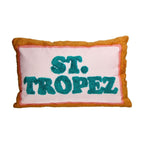 Kissen in Rechteckiger Form, Orangener Umrandung und Pinker Fläche mit einer Türkisen Schrift "St. TROPEZ"