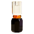 Ein hoher Dioptrics Kerzenhalter aus Glas in Schwarz, Bernstein und Klar Kristall-Optik, bestehend aus mehreren geometrischen Flächen. Der Kerzenhalter hat eine moderne, facettierte Optik, die das Licht reflektiert