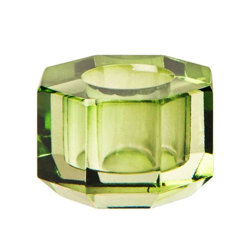 Ein Kerzenhalter in Olive Kristall-Optik, bestehend aus mehreren geometrischen Flächen. Der Kerzenhalter hat eine moderne, facettierte Optik, die das Licht reflektiert.