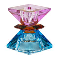 Ein hoher beidseitig verwendbarer Kerzenhalter aus Glas in Violett, Kobolt und Bernstein Kristall-Optik, bestehend aus mehreren geometrischen Flächen. Der Kerzenhalter hat eine moderne, facettierte Optik, die das Licht reflektiert