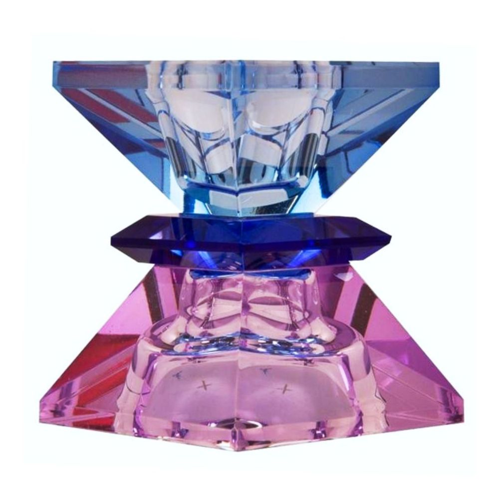 Ein hoher wendbarer Kerzenhalter aus Glas in Violett, Braun und Kobalt Kristall-Optik, bestehend aus mehreren geometrischen Flächen. Der Kerzenhalter hat eine moderne, facettierte Optik, die das Licht reflektiert