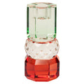 Ein hoher Kerzenhalter aus Glas in Rot, Klar und Hellminze Kristall-Optik, bestehend aus mehreren geometrischen Flächen. Der Kerzenhalter hat eine moderne, facettierte Optik, die das Licht reflektiert