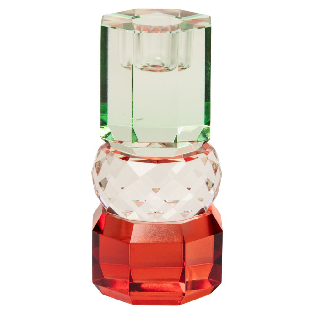 Ein hoher Kerzenhalter aus Glas in Rot, Klar und Hellminze Kristall-Optik, bestehend aus mehreren geometrischen Flächen. Der Kerzenhalter hat eine moderne, facettierte Optik, die das Licht reflektiert