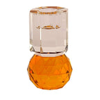 Ein hoher Dioptrics Kerzenhalter aus Glas in Bernstein und Klarer Kristall-Optik, bestehend aus mehreren geometrischen Flächen. Der Kerzenhalter hat eine moderne, facettierte Optik, die das Licht reflektiert