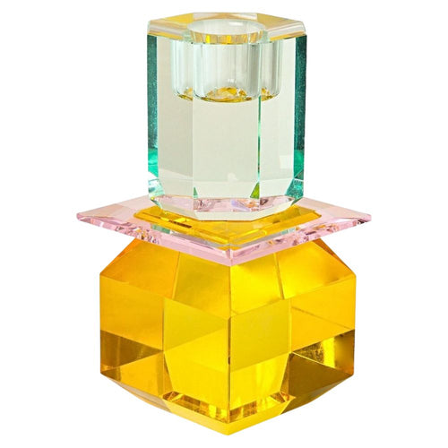 Ein hoher Dioptrics Kerzenhalter aus Glas in Hellgelb, Rosa, Hellminze Kristall-Optik, bestehend aus mehreren geometrischen Flächen. Der Kerzenhalter hat eine moderne, facettierte Optik, die das Licht reflektiert