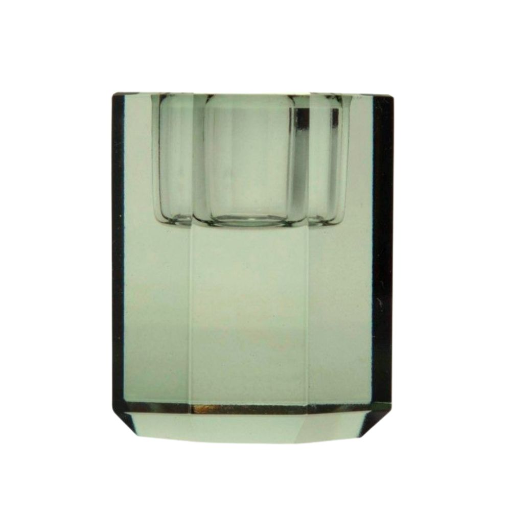 Ein niedriger Kerzenhalter in Olive Kristall-Optik, bestehend aus mehreren geometrischen Flächen. Der Kerzenhalter hat eine moderne, facettierte Optik, die das Licht reflektiert