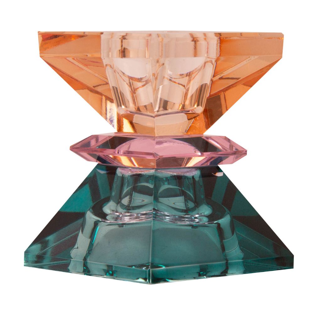 Ein hoher wendbarer Kerzenhalter aus Glas in Petrol, Pink und Pfirsich Kristall-Optik, bestehend aus mehreren geometrischen Flächen. Der Kerzenhalter hat eine moderne, facettierte Optik, die das Licht reflektiert, gewinkelt