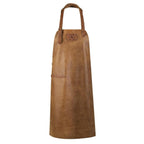 Lange Küchenschürze aus Leder in der Farbe warmer Sand mit braunen Lederträgern und dem Edel Werk Logo. Die Farbe warmer Sand ist ein hellbrauner rötlicher Cognac ton