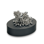 200 unterschiedliche große silberne glänzende Stahlkugeln auf einem Magnet sockel. Oval geformerter matter schwarzer Magnetsockel.