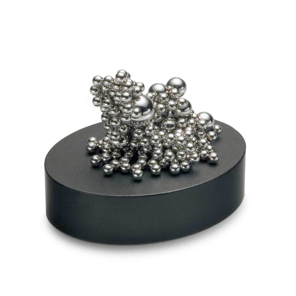 200 unterschiedliche große silberne glänzende Stahlkugeln auf einem Magnet sockel. Oval geformerter matter schwarzer Magnetsockel.