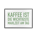 Ein Magnet mit spruch in grün ''Kaffe ist das wichtigste'' von 17;30