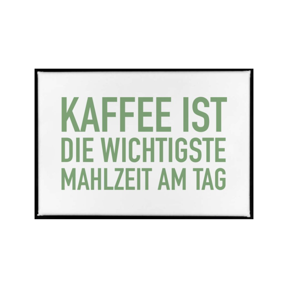 Ein Magnet mit spruch in grün ''Kaffe ist das wichtigste'' von 17;30