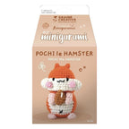 Verpackung des DIY Häckelsets des Hamsters mit Nuss in der Hand