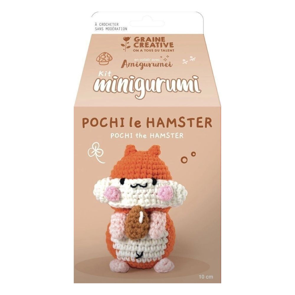 Verpackung des DIY Häckelsets des Hamsters mit Nuss in der Hand