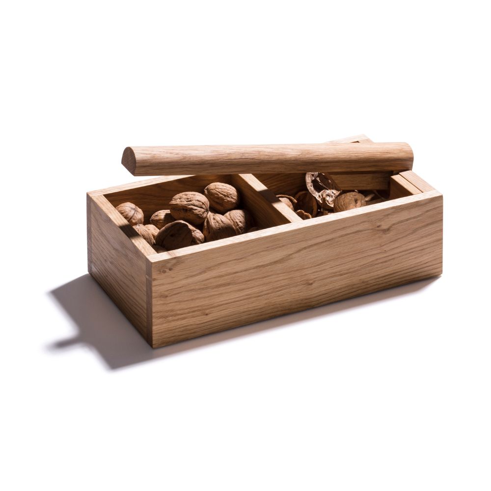 Ein nussknacker mit Hebel aus massivem Eichenholz mit geknackten Walnüssen