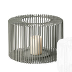 Großes Windlicht mit vertikalem Stahlgitter, innen mit Glaseinsatz für Stumpenkerzen, windgeschütztes Windlicht von drinnen und draußen