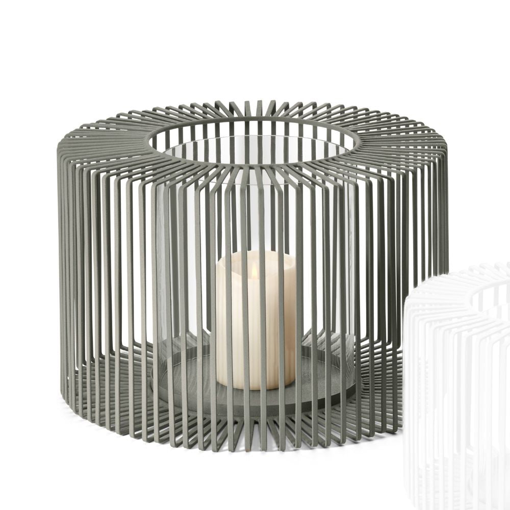 Großes Windlicht mit vertikalem Stahlgitter, innen mit Glaseinsatz für Stumpenkerzen, windgeschütztes Windlicht von drinnen und draußen