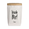 Tüte aus Kraftpapier mit einer aufgedruckten schwarzen Schrift "Wash me! -Please-"