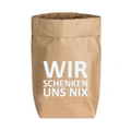 Eine Papiertüte mit einem Solagen ''Wir schenken uns nix'' von 17;30