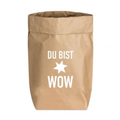 Eine Papiertüte mit Weißem Text ''Du bist WOW'' von 17;30