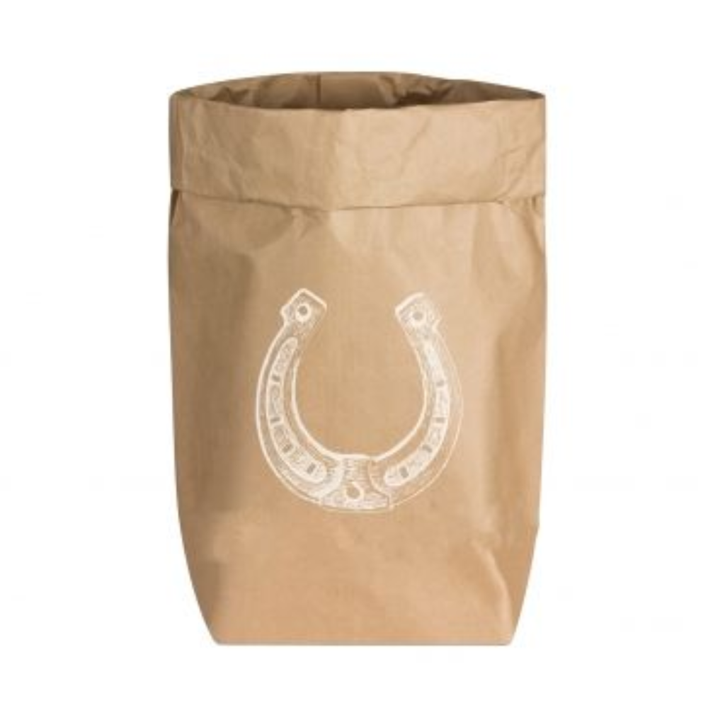 Eine braune Papiertüte aus Starkpapier mit einem weißen Hufeisen Aufdruck