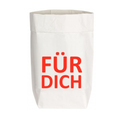 Eine weiße Papiertüte aus starkem Papier mit einem roten Schriftzug "FÜR DICH"