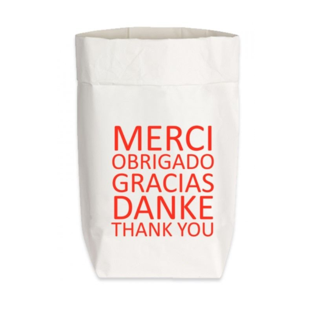 Eine Papiertüte mit dem Spruch ''Merci obrigado Gracias danke thank you'' von 17;30