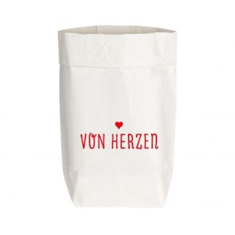 Tüte aus Kraftpapier mit einer aufgedruckten roten Schrift "Von Herzen"
