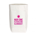 Eine Papiertüte auf welcher ein Lustiger spruch NUR EINE KLITZKLEINE KLEINIGKEIT drauf steht
