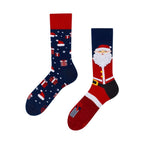 Mismatching Motivsocken mit Santa claus auf der rechten socke und Geschenken und weihnachtsmützen auf der linken socke 